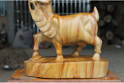 祥瑞入室 手工香樟根雕生肖羊的藝術魅力與家居意蘊